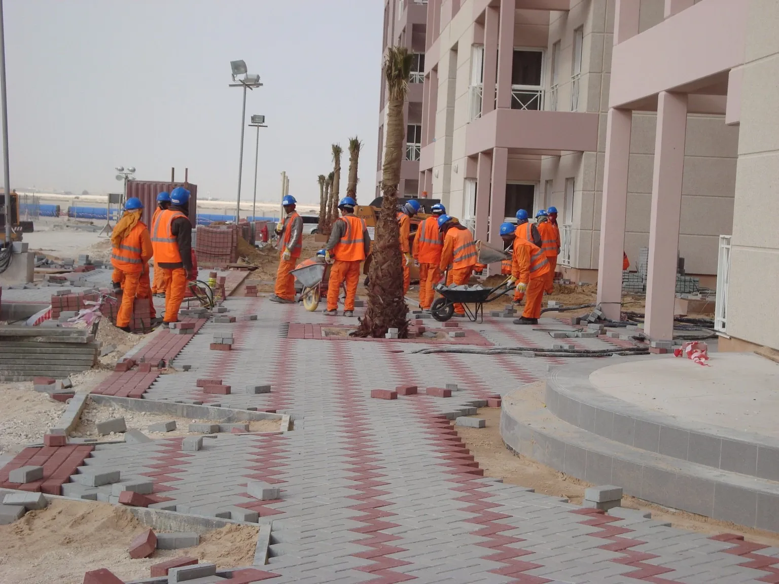 تركيب بلاط الإنترلوك والأرصفة، قطر