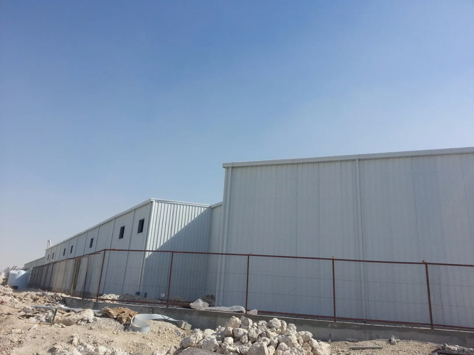 تركيب ألواح تغليف الجدران لمبنى حديدي، قطر