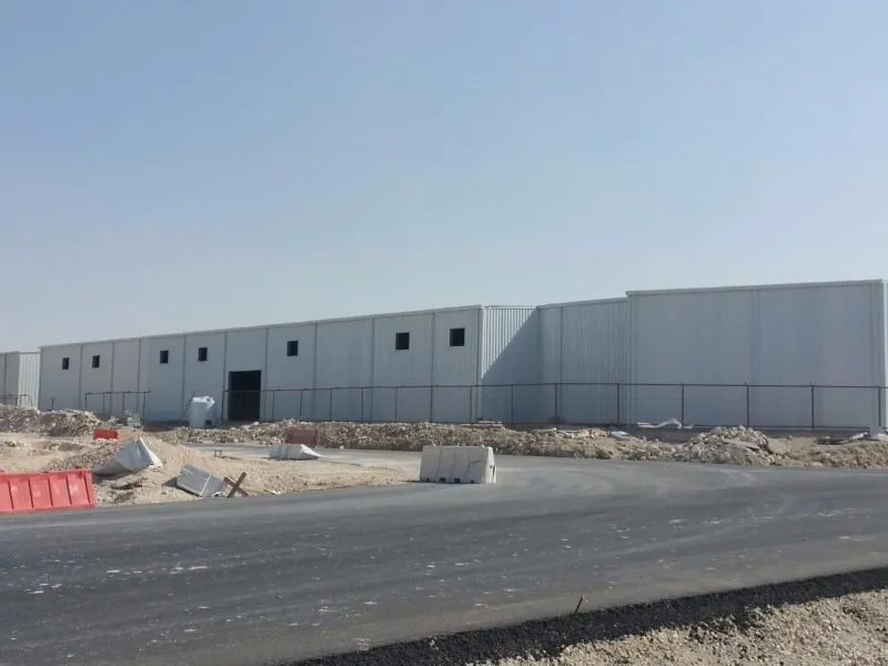 تركيب ألواح تغليف الجدران لمبنى حديدي، قطر