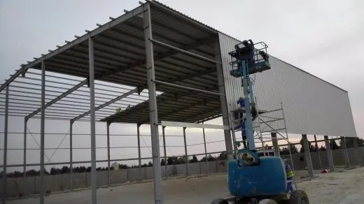 تركيب ألواح تغليف الجدران لمبنى حديدي، قطر