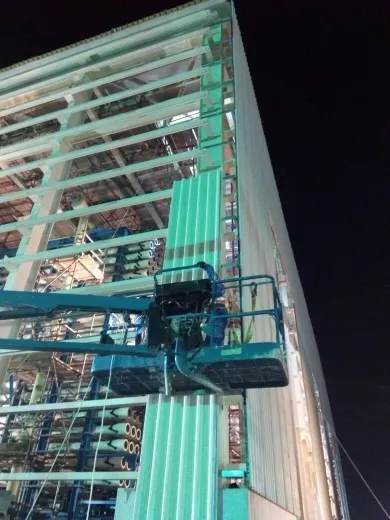تركيب ألواح تغليف الجدران لمبنى حديدي، قطر