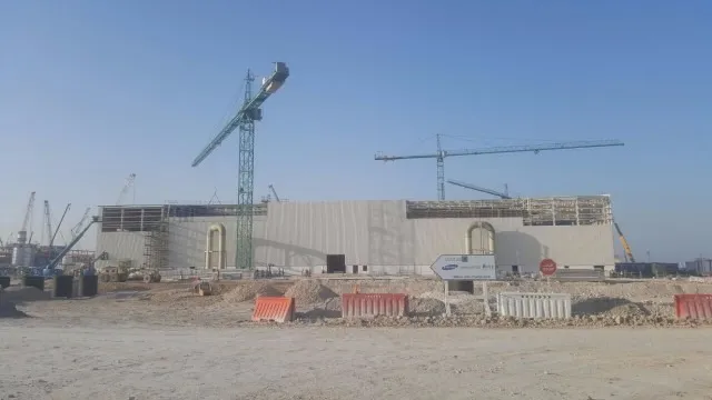 رفع العناصر الحديدية الإنشائية بالرافعة، قطر